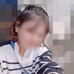 新人・エミ