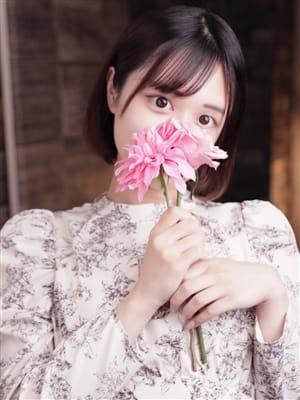 りな|&Essence（アンドエッセンス）でおすすめの女の子