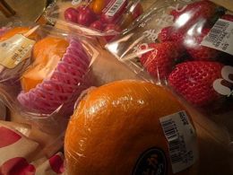 果物食べながら